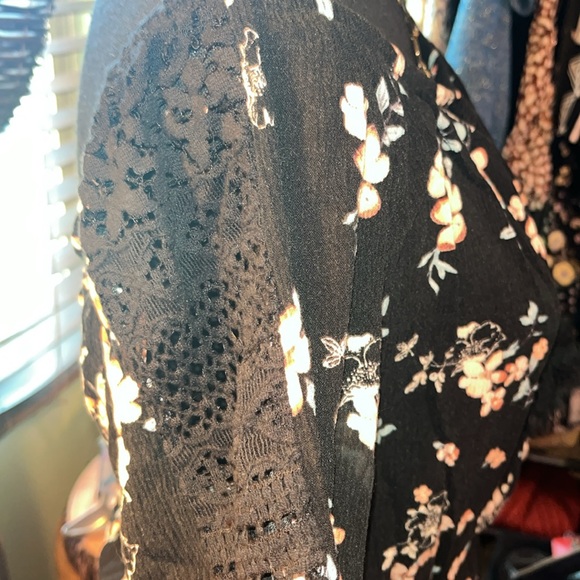 𝅺🎇#250-(M) Xhilaration Romper/floral design w/ lace trim. Super comfy. - Picture 7 of 10